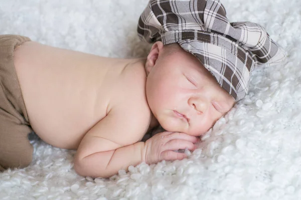Schattige Kleine Baby Een Geruite Vintage Cap Slaapt Een Witte — Stockfoto