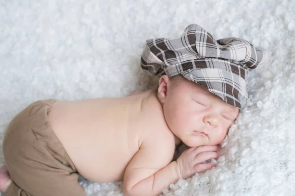 Cute Little Baby Kratę Vintage Cap Śpi Białym Boucl Narzuta — Zdjęcie stockowe
