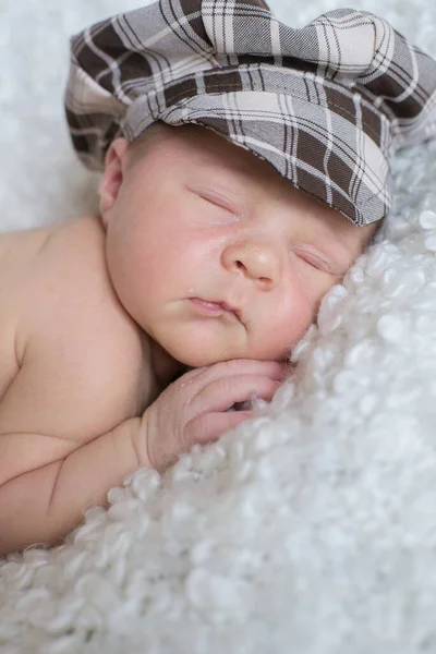 Schattige Kleine Baby Een Geruite Vintage Cap Slaapt Een Witte — Stockfoto