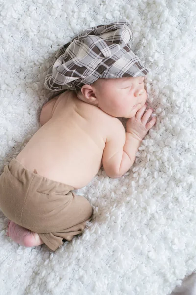 Schattige Kleine Baby Een Geruite Vintage Cap Slaapt Een Witte — Stockfoto