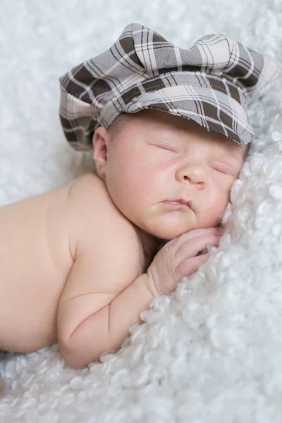 Cute Little Baby Kratę Vintage Cap Śpi Białym Boucl Narzuta — Zdjęcie stockowe
