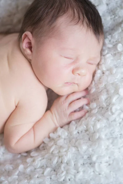 Een Schattige Baby Een Witte Deken Slaapt Thuis Een Witte — Stockfoto