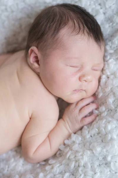 白い毛布の中でかわいい赤ちゃんが家に広がる白い長靴のベッドの上で眠ります 健康と母性 — ストック写真