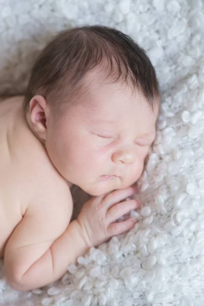 Een Schattige Baby Een Witte Deken Slaapt Thuis Een Witte — Stockfoto