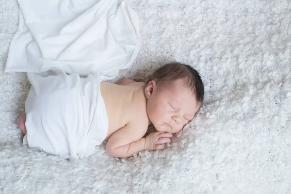 Seorang Bayi Kecil Yang Lucu Dalam Selimut Putih Tidur Seprai — Stok Foto