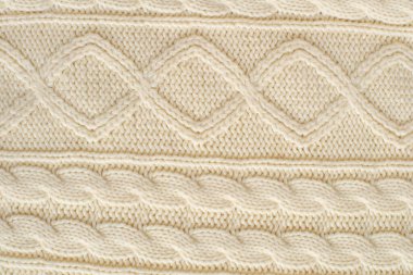 Örülmüş süveter ve yakın plan örgü. Doğal yün iplik dokusu ördüm. Doku