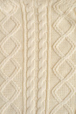 Örülmüş süveter ve yakın plan örgü. Doğal yün iplik dokusu ördüm. Doku