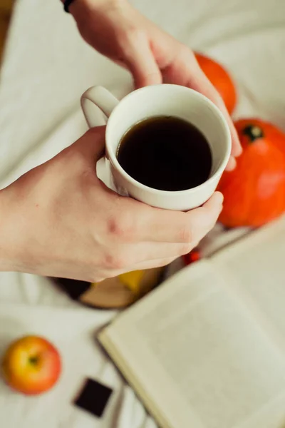 Las Manos Con Una Taza Fondo Una Naturaleza Muerta Otoño —  Fotos de Stock