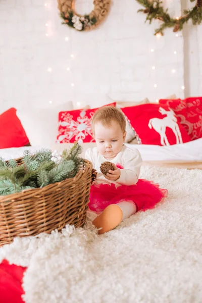 Liten Flicka Ett Luftig Klänning Stor Säng Ett Rum Inrett — Stockfoto