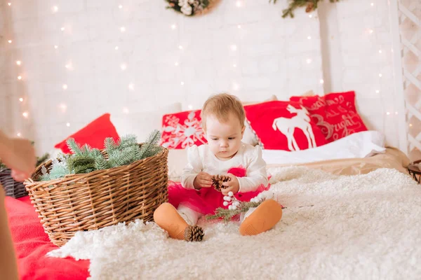 Liten Flicka Ett Luftig Klänning Stor Säng Ett Rum Inrett — Stockfoto