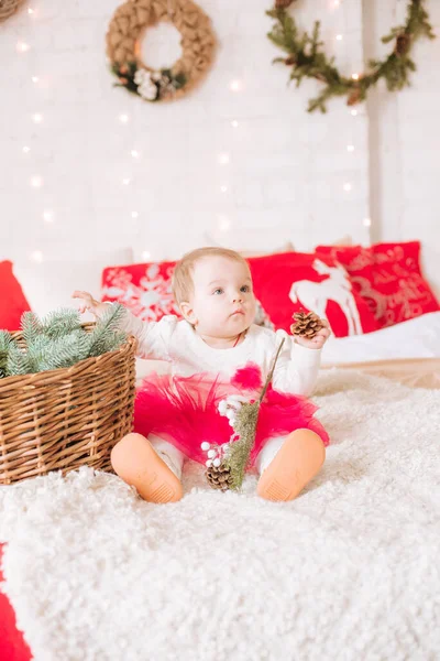 미만의 아이가 크리스마스를 침대에 에어쇼 드레스를 창고와 사이에 있었다 크리스마스 — 스톡 사진