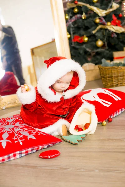 Uma Menina Menos Ano Vestida Papai Noel Uma Sala Decorada — Fotografia de Stock