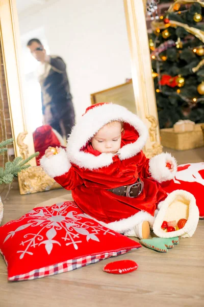 Une Petite Fille Moins Habillée Père Noël Dans Une Pièce — Photo