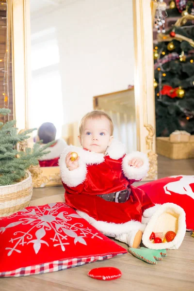 Une Petite Fille Moins Habillée Père Noël Dans Une Pièce — Photo