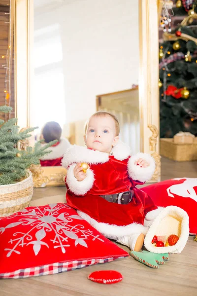 Liten Flicka Ett Klädd Som Jultomte Ett Rum Inrett Till — Stockfoto