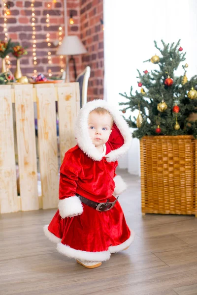 Uma Menina Menos Ano Vestida Papai Noel Uma Sala Decorada — Fotografia de Stock