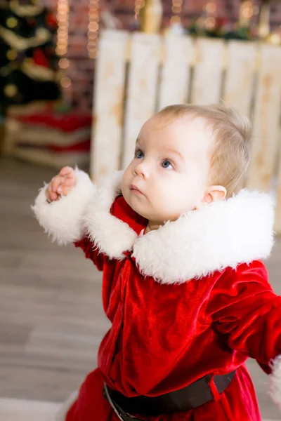 Una Bambina Meno Anno Vestita Babbo Natale Una Stanza Decorata — Foto Stock