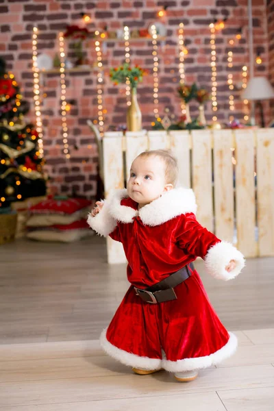 Ένα Κοριτσάκι Κάτω Του Ενός Έτους Ντυμένο Άγιος Βασίλης Ένα — Φωτογραφία Αρχείου