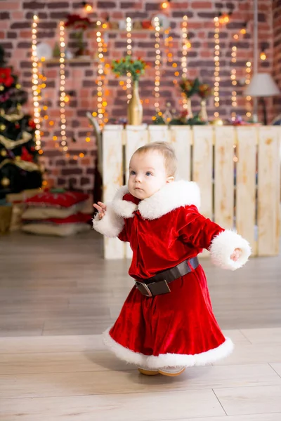 Mała Dziewczynka Poniżej Jednego Roku Życia Ubrana Jak Święty Mikołaj — Zdjęcie stockowe