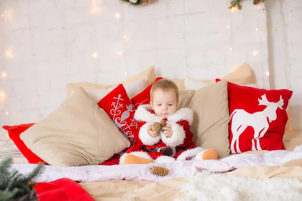 Liten Flicka Ett Klädd Som Jultomten Stor Säng Ett Rum — Stockfoto