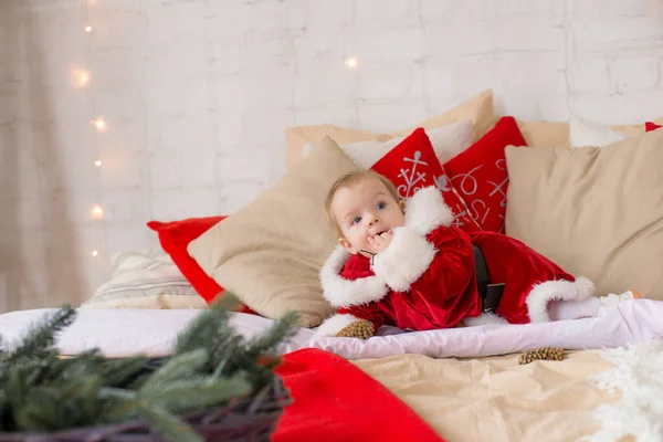 Маленька Дівчинка Віком Одного Року Вдягнена Санта Клаус Великому Ліжку — стокове фото