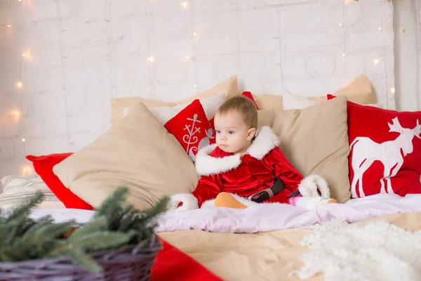 Une Petite Fille Moins Habillée Père Noël Sur Grand Lit — Photo