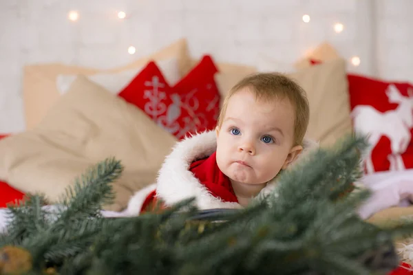 Маленька Дівчинка Віком Одного Року Вдягнена Санта Клаус Великому Ліжку — стокове фото