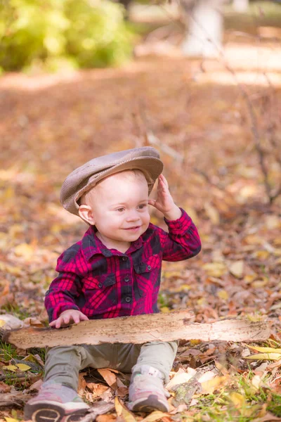 Bambino Gioca Nel Parco Autunnale Foglie Gialle Modo Autunnale — Foto Stock