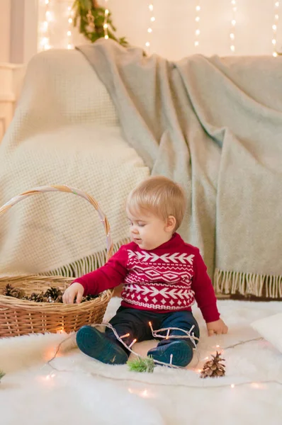 Malý Chlapec Proutěným Košíkem Jedlovými Kužely Pokoji Vyzdobeném Vánocům Vánoční — Stock fotografie