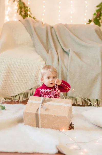 Маленький Мальчик Рождественским Подарком Комнате Украшенной Рождество Рождественское Настроение — стоковое фото