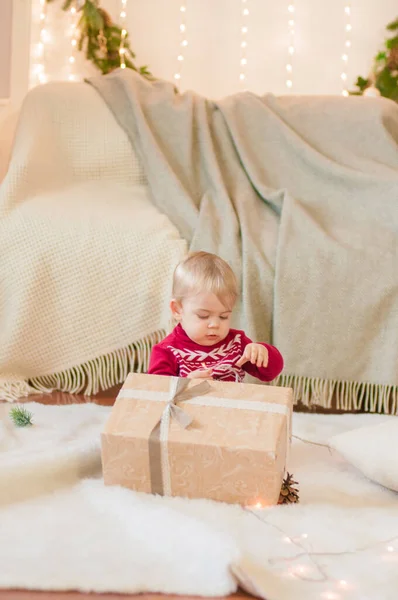 Маленький Мальчик Рождественским Подарком Комнате Украшенной Рождество Рождественское Настроение — стоковое фото