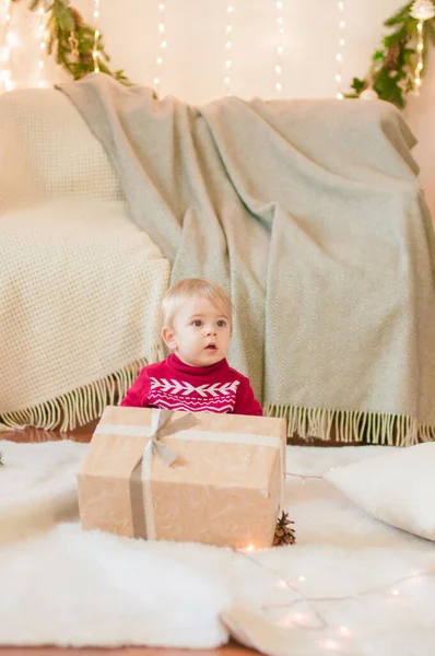 Petit Garçon Avec Cadeau Noël Dans Une Chambre Décorée Pour — Photo