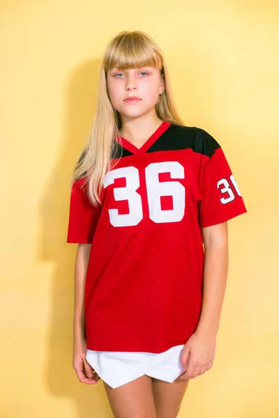 Χαριτωμένο Κορίτσι Έφηβος Αθλητής Μακριά Ξανθά Μαλλιά Μια Κόκκινη Στολή — Φωτογραφία Αρχείου