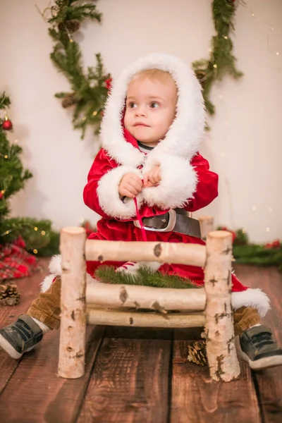Petit Garçon Mignon Habillé Père Noël Dans Une Chambre Décorée — Photo