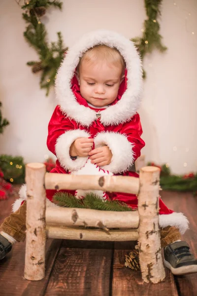 圣诞节装饰的房间里 一个可爱的小男孩打扮成圣诞老人 圣诞节和儿童 — 图库照片