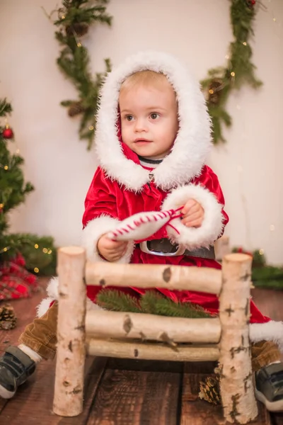 Petit Garçon Mignon Habillé Père Noël Dans Une Chambre Décorée — Photo