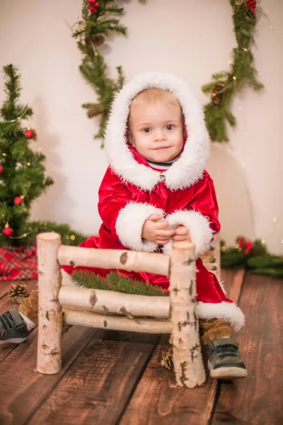 Menino Bonito Vestido Papai Noel Quarto Decorado Para Natal Natal — Fotografia de Stock