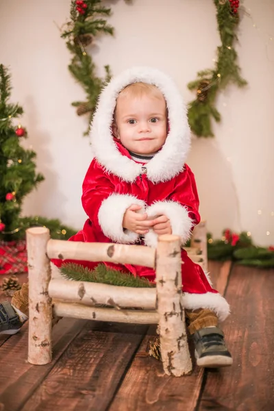 Menino Bonito Vestido Papai Noel Quarto Decorado Para Natal Natal — Fotografia de Stock