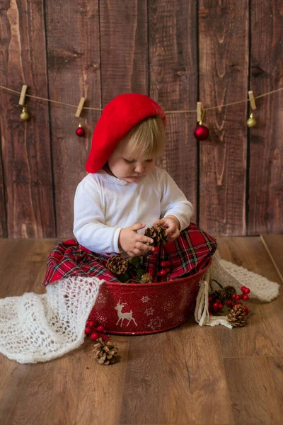 Une Petite Fille Mignonne Dans Une Jupe Carreaux Rouges Béret — Photo