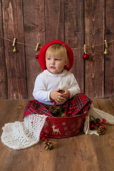 Una Niña Linda Con Una Falda Cuadros Roja Una Boina —  Fotos de Stock