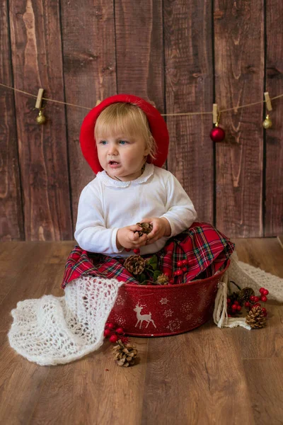 Una Niña Linda Con Una Falda Cuadros Roja Una Boina —  Fotos de Stock