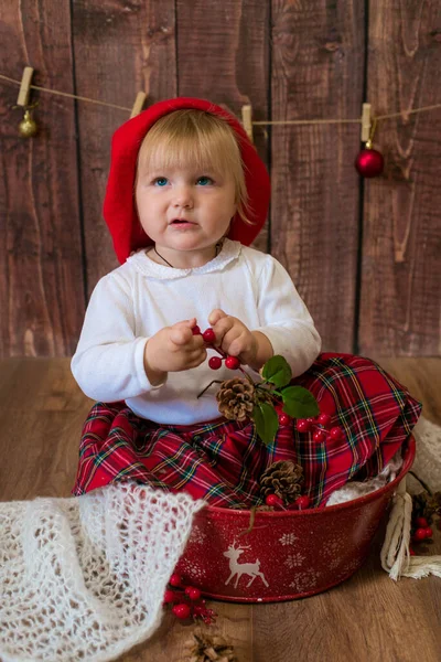 Ένα Μικρό Χαριτωμένο Κορίτσι Μια Κόκκινη Καρό Φούστα Και Μια — Φωτογραφία Αρχείου