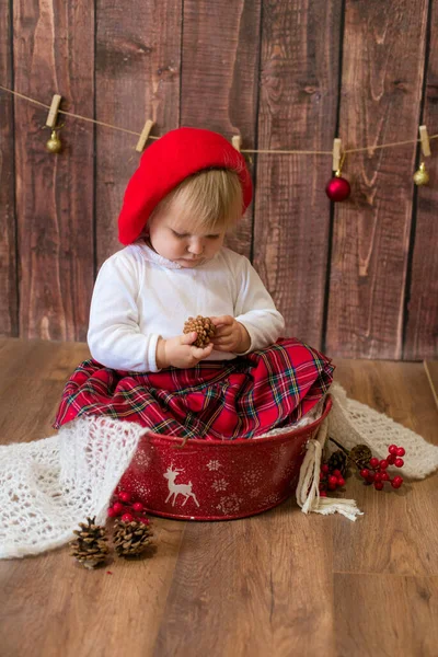 Une Petite Fille Mignonne Dans Une Jupe Carreaux Rouges Béret — Photo