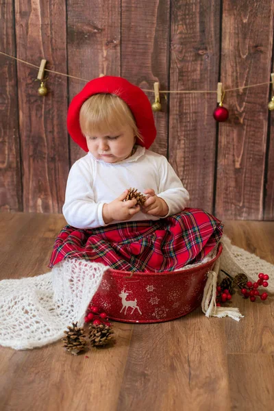 Une Petite Fille Mignonne Dans Une Jupe Carreaux Rouges Béret — Photo