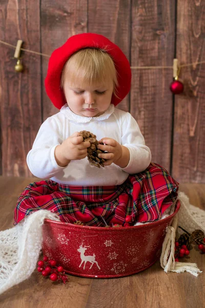 Une Petite Fille Mignonne Dans Une Jupe Carreaux Rouges Béret — Photo