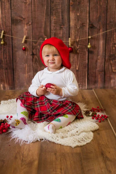 Una Niña Linda Con Una Falda Cuadros Roja Una Boina —  Fotos de Stock