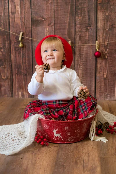 Uma Menina Fofa Uma Saia Xadrez Vermelho Uma Boina Feltro — Fotografia de Stock