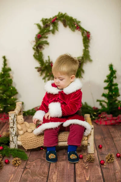 Menino Bonito Vestido Papai Noel Quarto Decorado Para Natal Natal — Fotografia de Stock