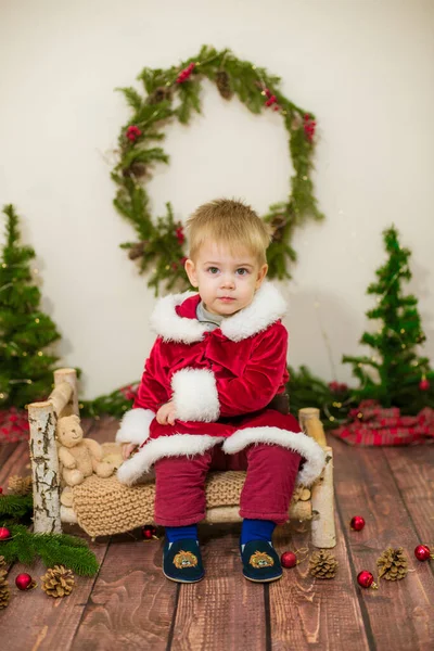 Petit Garçon Mignon Habillé Père Noël Dans Une Chambre Décorée — Photo