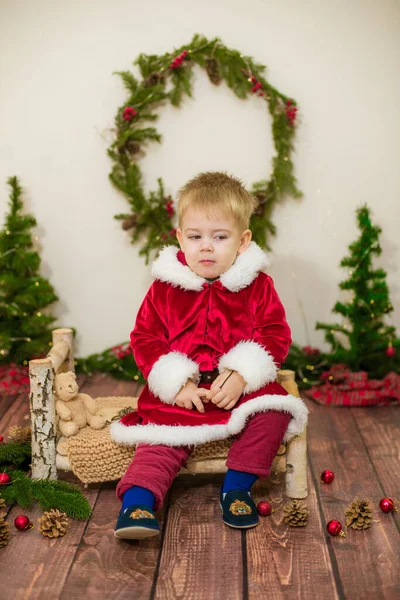 Piccolo Ragazzo Carino Vestito Babbo Natale Una Stanza Decorata Natale — Foto Stock